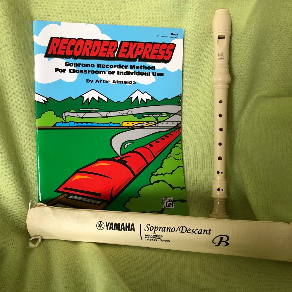YAMAHA Soprano B Recorder, with instruction book and cover.  NWOT